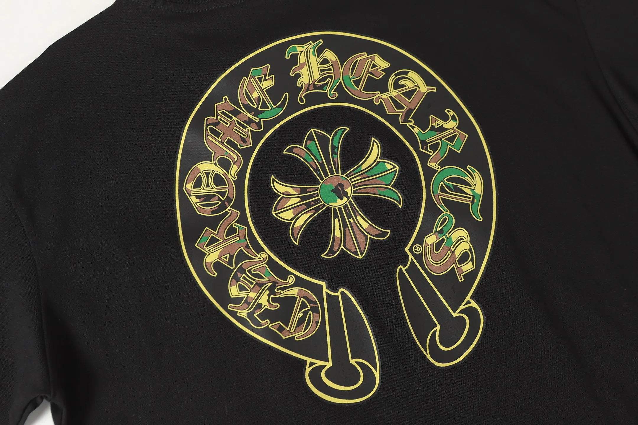 P160 Cross-border running quantity model, please do not place an order if you pursue quality - Chrome Hearts/Chrome Hearts green military flower Sanskrit horseshoe print popular short-sleeved T-shirt - High weight, high density and high quality, soft, delicate and skin-friendly wool, soft and silky to the touch, excellent warmth and skin-friendly properties - Custom-woven and custom-dyed, no color difference, no matter the fabric or workmanship details, beat the ordinary version on the market -Colour: black white -Size: S M L XL